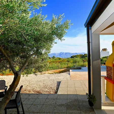 Manora Pool Gaestehaus Casa vacanze Sućuraj